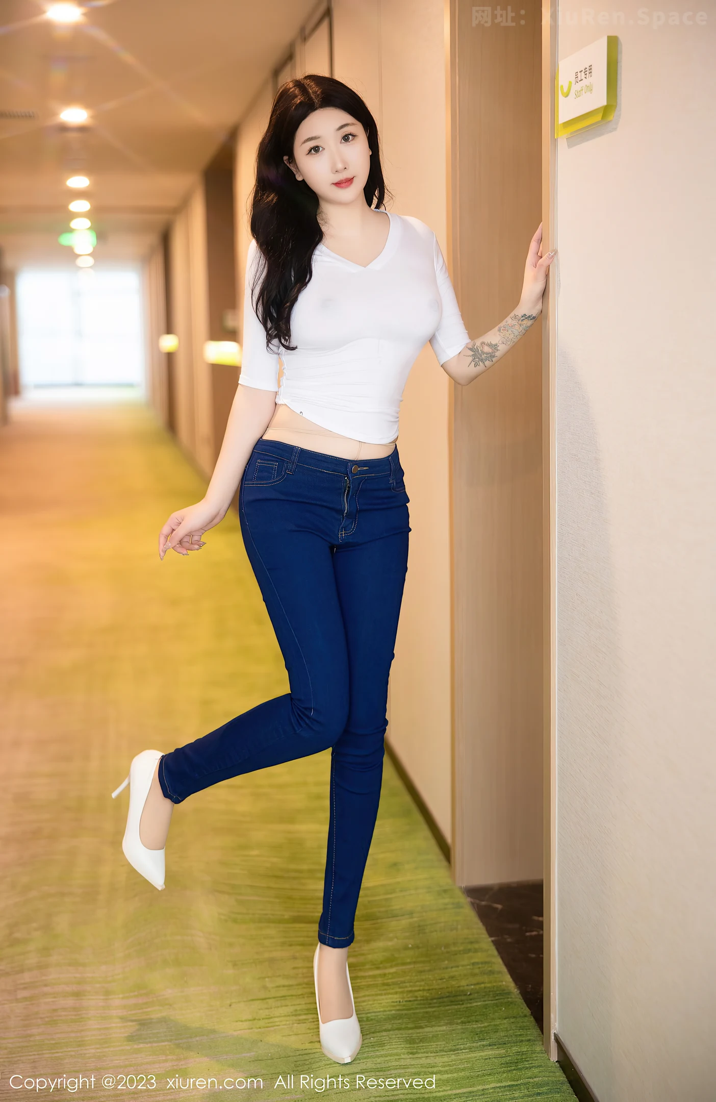 图片[4]-[XiuRen秀人网]2023.04.13 NO.6570 性感人妻 江真真 白色短袖与紧身牛仔裤加肉丝美腿私房写真集-秀人网官方网站